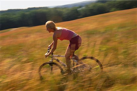 simsearch:600-00021728,k - Femme, faire du vélo à travers champ de hautes herbes, Maine, États-Unis Photographie de stock - Premium Libres de Droits, Code: 600-00067086