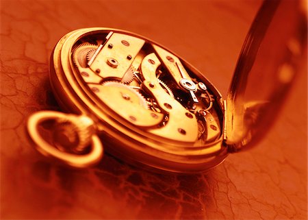 Close-Up of Pocket Watch with Exposed Gears Photographie de stock - Premium Libres de Droits, Code: 600-00061059