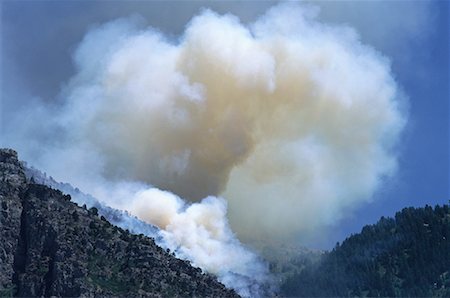 Landscape and Smoke from Forest Fire Foto de stock - Sin royalties Premium, Código: 600-00063634