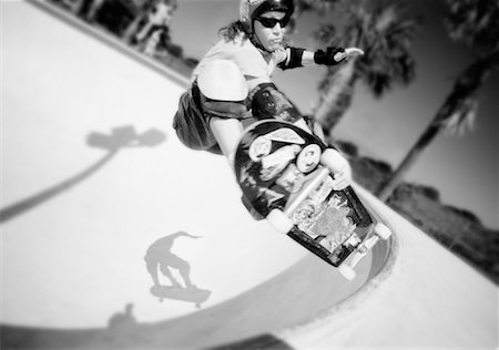simsearch:700-03152424,k - Homme Skate au Skatepark Photographie de stock - Premium Libres de Droits, Code: 600-00075649