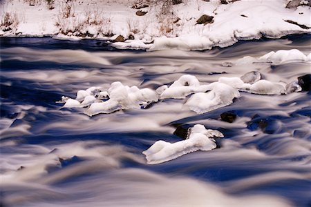 simsearch:600-00043244,k - Gros plan des rapides en hiver, la rivière Oxtongue, Parc Provincial Algonquin, Ontario, Canada Photographie de stock - Premium Libres de Droits, Code: 600-00076782