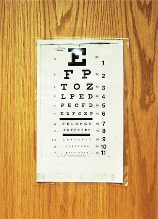 simsearch:600-00077367,k - Eye Chart Taped to Door Photographie de stock - Premium Libres de Droits, Code: 600-00085702