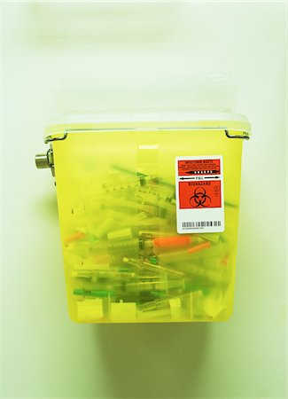 simsearch:600-00040896,k - Hypodermic Needle Disposal Unit Stockbilder - Premium RF Lizenzfrei, Bildnummer: 600-00088252