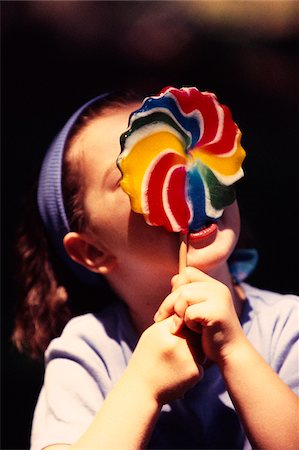 sucreries - Child Eating Lollipop Photographie de stock - Premium Libres de Droits, Code: 600-00091803