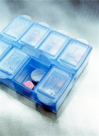 dosificador - Close-up of Pill Organizer Photographie de stock - Premium Libres de Droits, Code: 600-00152978