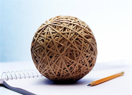 Rubber Band Ball, Pencil, and Notebook Photographie de stock - Premium Libres de Droits, Code: 600-00165686