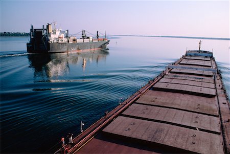 simsearch:600-00174111,k - Container Ship & Grain Carrier, St. Lawrence Seaway, Canada Fotografie stock - Premium Royalty-Free, Codice: 600-00174119