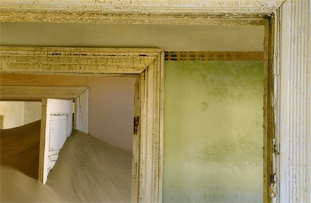 simsearch:700-00328391,k - Intérieur du bâtiment abandonné, la ville fantôme de Kolmanskop, Namibie Photographie de stock - Premium Libres de Droits, Code: 600-00175840