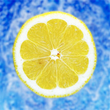 simsearch:693-06020240,k - Close-Up of Lemon Slice Photographie de stock - Premium Libres de Droits, Code: 600-00177433