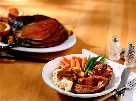 simsearch:600-05641650,k - Roast Beef Dinner with Carrots, Green Beans and Mashed Potatoes with Gravy Foto de stock - Sin royalties Premium, Código: 600-00171997