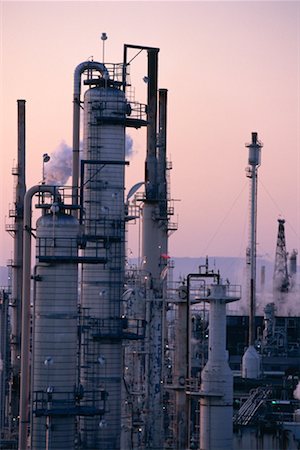 refinaria química - Chemical Refinery Foto de stock - Royalty Free Premium, Número: 600-00171990