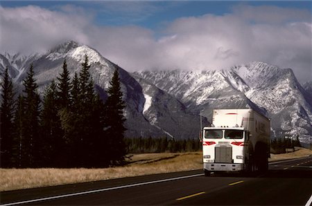 Transport Truck, Yellowhead Hwy, Jasper Nat'l Park Alberta, Canada Foto de stock - Royalty Free Premium, Número: 600-00173175