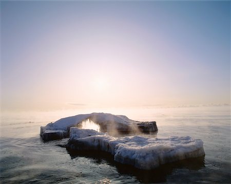 Lake Ontario in Winter, Lynde Shores Conservation Area, Ontario, Canada Stock Photo - Premium Royalty-Free, Code: 600-00173980