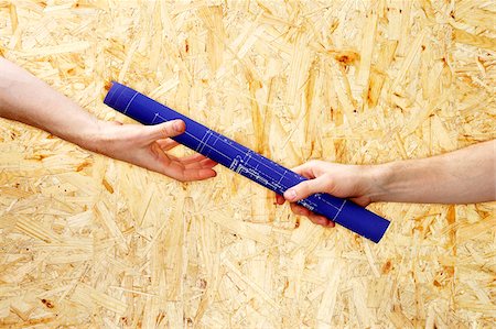 Hands Exchanging Blueprint-Baton Stockbilder - Premium RF Lizenzfrei, Bildnummer: 600-00551102