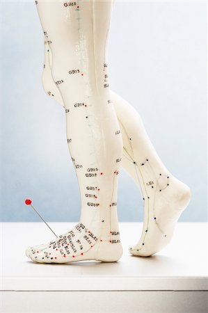 dummy - Acupuncture Model with Pin in Foot Stock Photo - Premium Royalty-Free, Code: 600-00618012