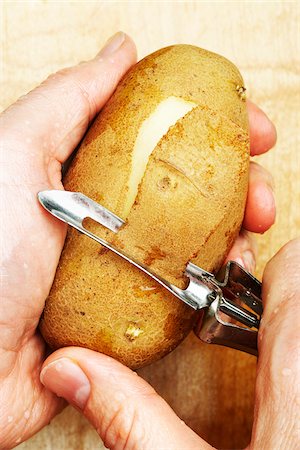 simsearch:600-00163321,k - Hands Peeling Potato Photographie de stock - Premium Libres de Droits, Code: 600-00681122