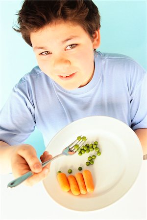 petite faim - Boy Eating Carrots and Peas Photographie de stock - Premium Libres de Droits, Code: 600-00795546