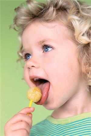 rizado - Portrait of Girl Eating Candy Foto de stock - Sin royalties Premium, Código: 600-00795543