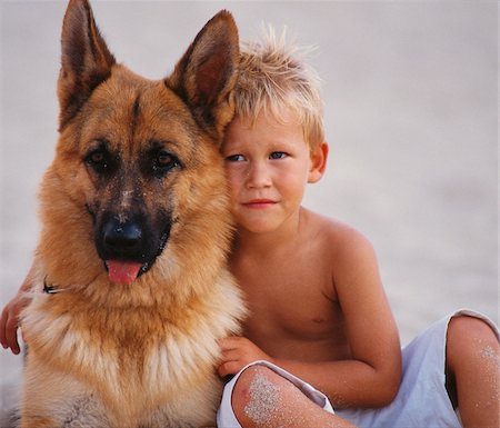 Portrait of Boy Hugging Dog Photographie de stock - Premium Libres de Droits, Code: 600-00795551