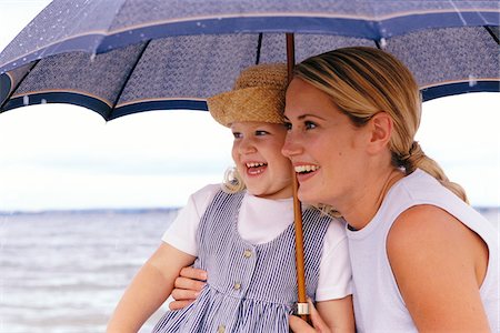 simsearch:600-02370988,k - Mom and Daughter With Umbrella Foto de stock - Sin royalties Premium, Código: 600-00795565