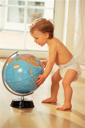 preschooler - Boy Playing with Globe Foto de stock - Sin royalties Premium, Código: 600-00795600