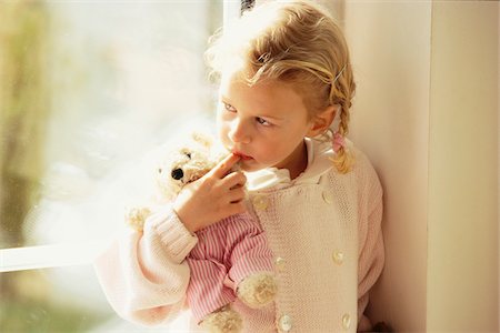 finger in mouth - Portrait of Girl Indoors Photographie de stock - Premium Libres de Droits, Code: 600-00795601