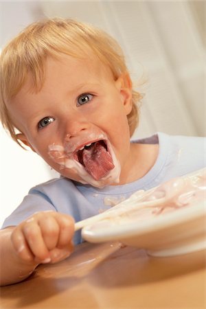 Portrait of Toddler Eating Foto de stock - Sin royalties Premium, Código: 600-00795647