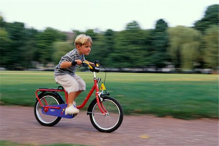 Boy Riding Bicycle Stockbilder - Premium RF Lizenzfrei, Bildnummer: 600-00795665