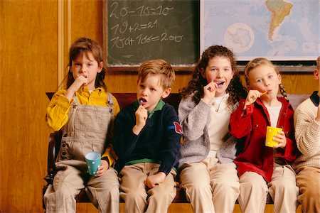 simsearch:600-00864503,k - Children Brushing Teeth in Classroom Foto de stock - Royalty Free Premium, Número: 600-00795674