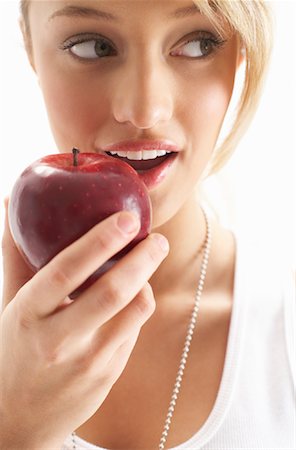 simsearch:600-00846410,k - Girl Eating Apple Foto de stock - Sin royalties Premium, Código: 600-00824022