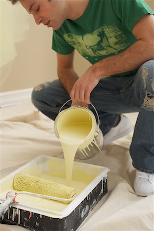 Man Pouring Paint into Tray Foto de stock - Sin royalties Premium, Código: 600-00824190