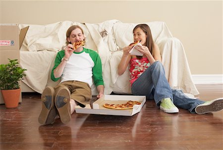 dinner on the couch - Couple Eating Pizza Stock Photo - Premium Royalty-Free, Code: 600-00824329