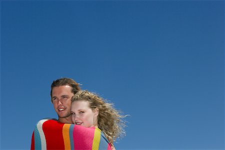 simsearch:700-00592726,k - Young Couple Against Blue Sky Foto de stock - Royalty Free Premium, Número: 600-00824630