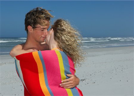 simsearch:600-00065353,k - Jeune Couple sur la plage Photographie de stock - Premium Libres de Droits, Code: 600-00824631