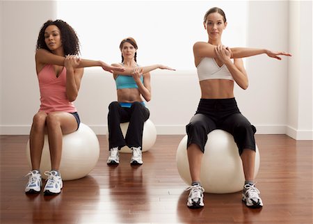simsearch:600-00848718,k - Femmes assises sur des ballons d'exercice Photographie de stock - Premium Libres de Droits, Code: 600-00824814