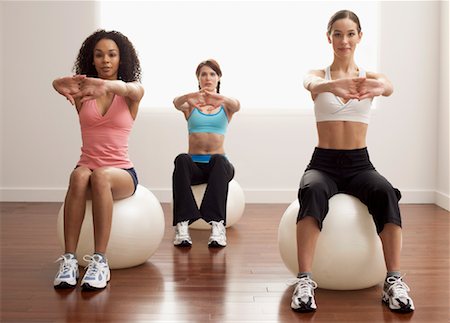 simsearch:600-00848718,k - Femmes assises sur des ballons d'exercice Photographie de stock - Premium Libres de Droits, Code: 600-00824815