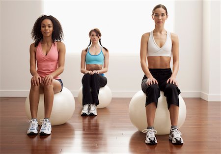 simsearch:600-00848718,k - Femmes assises sur des ballons d'exercice Photographie de stock - Premium Libres de Droits, Code: 600-00824812