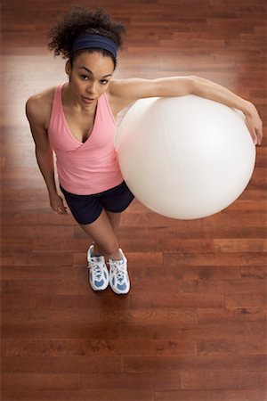 simsearch:600-00848718,k - Ballon d'exercice femme Holding Photographie de stock - Premium Libres de Droits, Code: 600-00824867