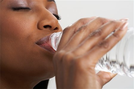 satisfied (thirst) - Woman Drinking Bottled Water Foto de stock - Sin royalties Premium, Código: 600-00823894