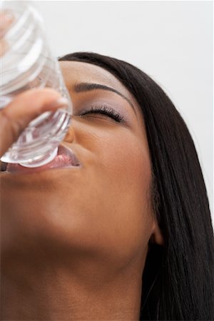 satisfied (thirst) - Woman Drinking Bottled Water Foto de stock - Sin royalties Premium, Código: 600-00823899