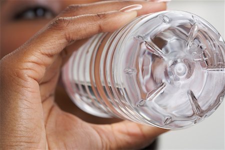 satisfied (thirst) - Woman Drinking Bottled Water Foto de stock - Sin royalties Premium, Código: 600-00823893