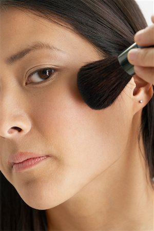 simsearch:600-01260392,k - Woman Applying Make-Up Foto de stock - Sin royalties Premium, Código: 600-00823954