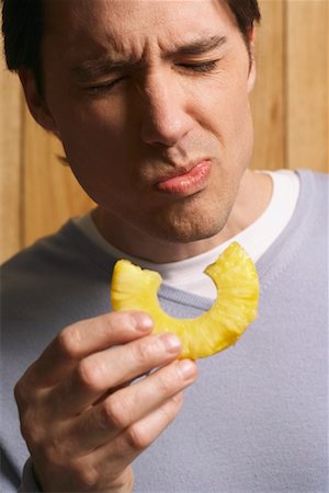 simsearch:600-00865934,k - Man Eating Pineapple Slice Foto de stock - Sin royalties Premium, Código: 600-00845869
