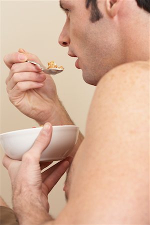 simsearch:600-00845951,k - Man Eating Cereal Foto de stock - Sin royalties Premium, Código: 600-00845949