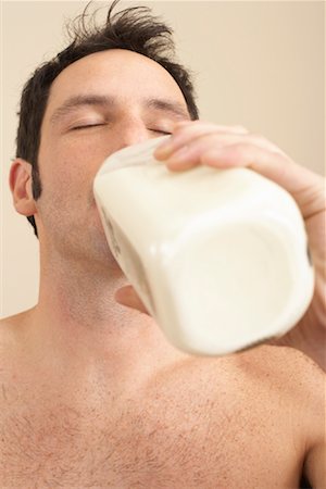 satisfied (thirst) - Man Drinking Milk Foto de stock - Sin royalties Premium, Código: 600-00845951