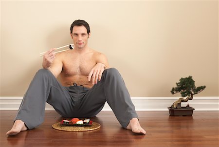 simsearch:600-00845951,k - Man Sitting on Floor by Bonsai Tree and Sushi Foto de stock - Sin royalties Premium, Código: 600-00845965