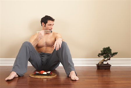 simsearch:600-00845951,k - Man Sitting on Floor by Bonsai Tree and Sushi Foto de stock - Sin royalties Premium, Código: 600-00845966