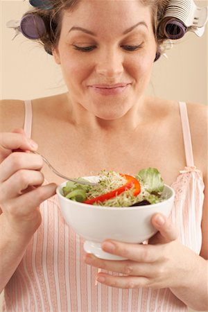 simsearch:600-00846027,k - Femme mangeant salade Photographie de stock - Premium Libres de Droits, Code: 600-00846036