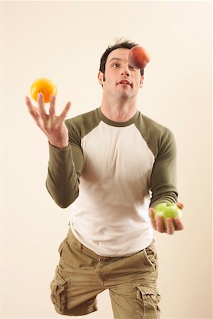 Man Juggling Fruit Foto de stock - Sin royalties Premium, Código: 600-00846051