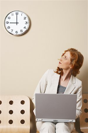 simsearch:600-01787405,k - Businesswoman Looking at Clock Foto de stock - Royalty Free Premium, Número: 600-00846310